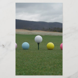 Papelería bolas de golf de colores vivos en una montaña