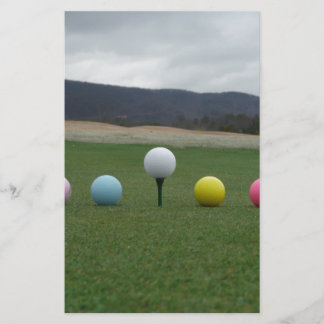 Papelería bolas de golf de colores vivos en una montaña