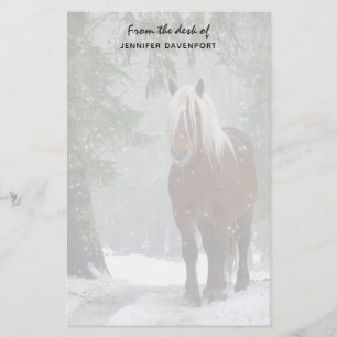 Papelería Caballo marrón en un bosque de invierno con nieve
