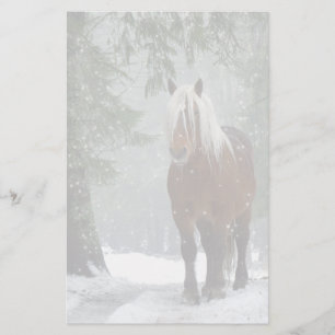 Papelería Caballo marrón en un bosque de invierno con nieve