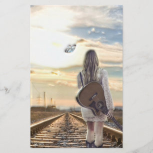 Papelería Chica con guitarra en vías férreas