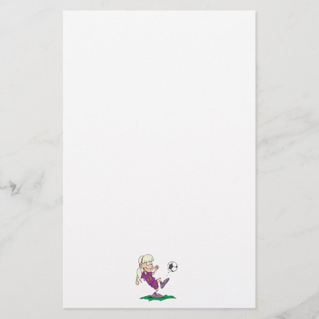 Papelería chica lindo pateando la pelota de fútbol (Anverso)