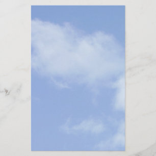 Papelería cielo azul claro con las nubes inmóviles
