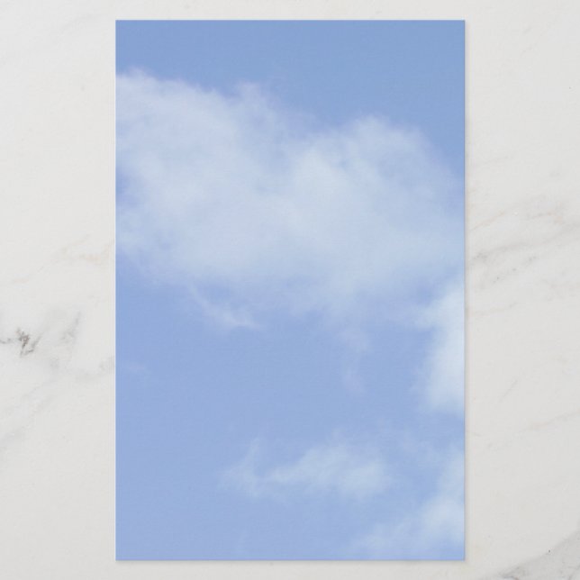 Papelería cielo azul claro con las nubes inmóviles (Anverso)