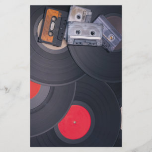 Papelería cintas y discos de vinilo retros de casete de los
