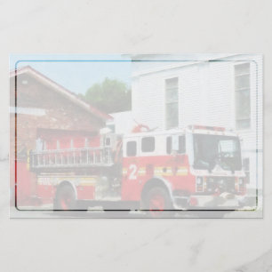 Papelería Coche de bomberos delante del parque de bomberos