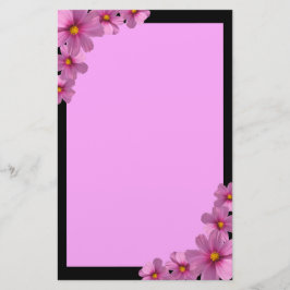 Papelería Diseño de flores moradas de cosmos en un fondo neg