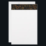 Papelería El feliz Hanukkah de SlipperyJoe, múltiples estrel<br><div class="desc">El Feliz Hanukkah de SlipperyJoe múltiples estrellas de David patrón artístico Celebración herencia de la identidad judía Hebreo Chanukah regalos decorativos Judaísmo símbolo significativo religión varios tamaños tonos dorados marrones atractivos visualmente diseño intrincado</div>