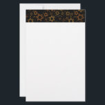Papelería El feliz Hanukkah de SlipperyJoe, múltiples estrel<br><div class="desc">El Feliz Hanukkah de SlipperyJoe múltiples estrellas de David patrón artístico Celebración herencia de la identidad judía Hebreo Chanukah regalos decorativos Judaísmo símbolo significativo religión varios tamaños tonos dorados marrones atractivos visualmente diseño intrincado</div>