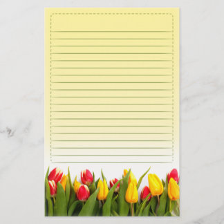Papelería El tulipán amarillo rojo florece el fondo amarillo