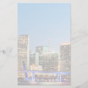 Papelería Esquina luminosa del centro de Miami al atardecer