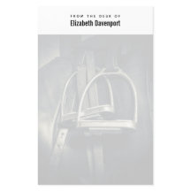 Estiloso truco plateado sobre la silla de ruedas e