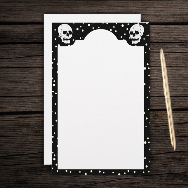 Papelería Gótico Halloween de la Calavera Clásica Blanca (White skulls on black with white polka dots border on white spooky stationery writing paper.)