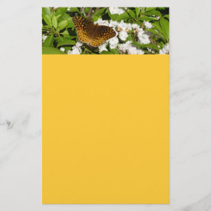 Papelería Gran Fritillary española sobre el Laurel de la Mon