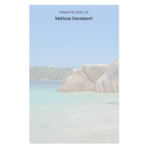 Hermoso mar tropical con una playa rocosa