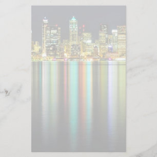 Papelería Horizonte de Seattle en la noche con la reflexión