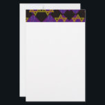 Papelería Imagen temática de Hanukkah de SlipperyJoe's amari<br><div class="desc">Imagen temática de Hanukkah de SlipperyJoe's Estrella de David amarilla dorada velas azules con llamas naranjas idea de regalo de arte inspirado en la Menorah identidad judía espiritualidad festividad patrón simétrico audaz retro cuadrícula con forma de diamante fondo que combina tradición y diseño vibrante efecto de tablero de ajedrez negro...</div>