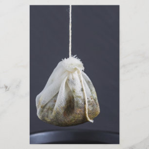 Papelería La bolsa de té está colgada en una taza