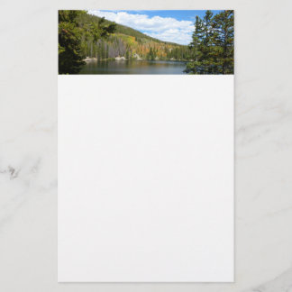 Papelería Lago Bear en el Parque Nacional Montañas Rocosas