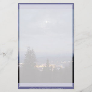 Papelería Luna brumosa sobre el río Columbia