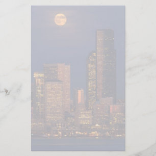 Papelería Luna llena subiendo por el horizonte del centro de