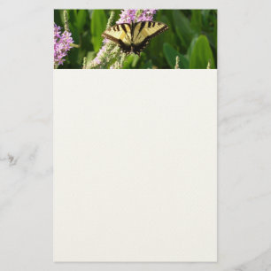 Papelería Mariposa de cola cruda sobre flores silvestres mor