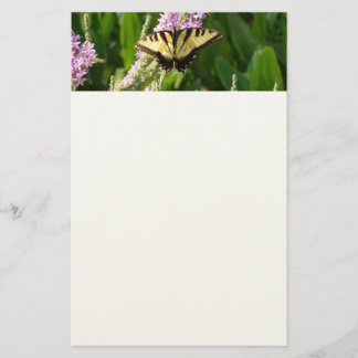 Papelería Mariposa de cola cruda sobre flores silvestres mor
