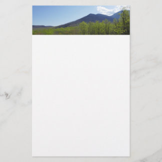 Papelería Montañas humeantes en el paisaje de primavera