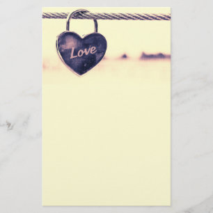Papelería Padlock de amor con forma de corazón pegado a un c