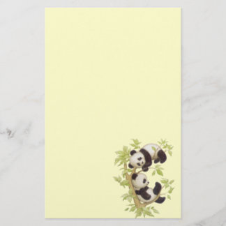 Papelería Panda que juega en un árbol