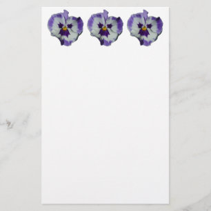Papelería Pansias moradas y blancas con flores coloridas