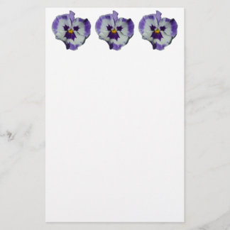 Papelería Pansias moradas y blancas con flores coloridas
