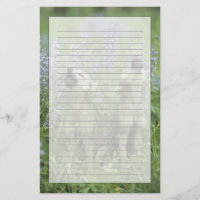 Perritos de lobo que gritan en prado