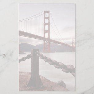 Papelería Puente Golden Gate contra las montañas