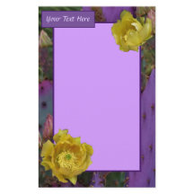 Púrpura Pear Opuntia Cactus Flores Amarillas