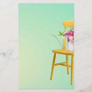 Papelería Silla amarilla brillante con la regadera de flores