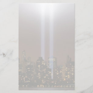 Papelería Tributo del World Trade Center en luz en Nueva