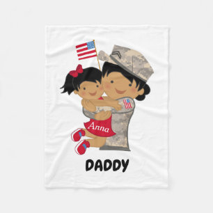 Papi del niño en una manta militar