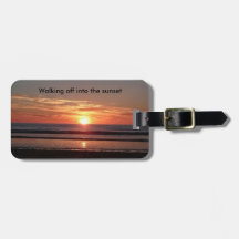 El caminar apagado en la etiqueta del bolso de la