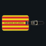 Para Maletas Etiqueta de equipaje con bandera de Cataluña<br><div class="desc">¡Muéstrate tu orgullo catalán dondequiera que vayas con esta audaz y patriótica etiqueta de equipaje que muestra la bandera de Cataluña! Diseñado con las vibrantes franjas rojas y amarillas del icónico Senyera, esta etiqueta de equipaje se destaca instantáneamente en los carousels de equipaje y hace que la identificación de sus...</div>