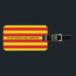Para Maletas Etiqueta de equipaje con bandera de Cataluña<br><div class="desc">¡Muéstrate tu orgullo catalán dondequiera que vayas con esta audaz y patriótica etiqueta de equipaje que muestra la bandera de Cataluña! Diseñado con las vibrantes franjas rojas y amarillas del icónico Senyera, esta etiqueta de equipaje se destaca instantáneamente en los carousels de equipaje y hace que la identificación de sus...</div>