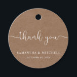Para Recuerdos Etiquetas de agradecimiento minimalistas rústicas<br><div class="desc">Diseñado para coordinar con nuestra Colección Rústica Minimalista, esta etiqueta de agradecimiento personalizable presenta una fuente clásica blanca sobre un fondo con efecto kraft. Esta es una colección rústica minimalista simple y muy versátil, adecuada para cualquier temporada de bodas. Para una personalización más avanzada de este diseño, por ejemplo, cambiar...</div>
