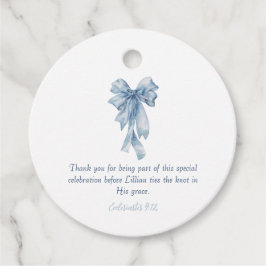 Para Recuerdos Religiosa, está atando las etiquetas del favor del