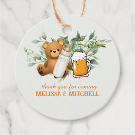 Para Recuerdos Un bebé está preparando etiquetas de agradecimient