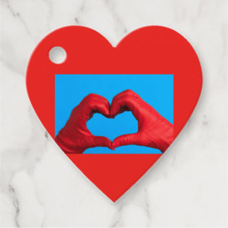 Para Recuerdos un corazón de cuero rojo en etiquetas de favor