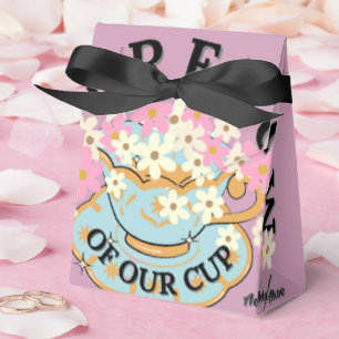 Para Regalos Caja de favores sobrevolada por la poeta Adiela Ak