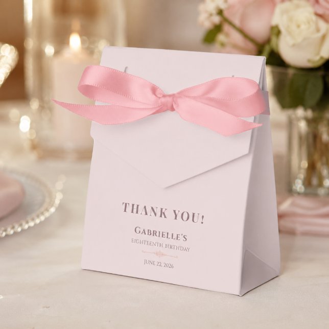 Para Regalos Caja de regalo rosa Debut (Elegant blush pink favor box with satin ribbon for a sweet 18 or debut celebration.

Image 2 (Favor )