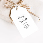 Para Regalos Etiquetas minimalistas de regalo de Boda blanco y<br><div class="desc">Esta minimalista etiqueta de regalo de boda blanco y negro es perfecta para una celebración rústica boda. El diseño presenta una bonita fuente negra en un fondo blanco para embellecer tu evento.</div>