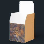 Para Regalos León en la caja de regalo de Gallery Square<br><div class="desc">No creo que me gustaría encontrarme con un león a menos que supiera con seguridad que estaba a salvo de sus dientes afilados y sus garras. Le he dado un poco de color a este.</div>