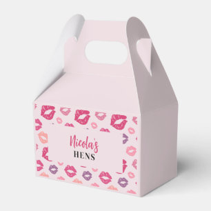 Para Regalos Los labios rosados besan la caja del favor del par